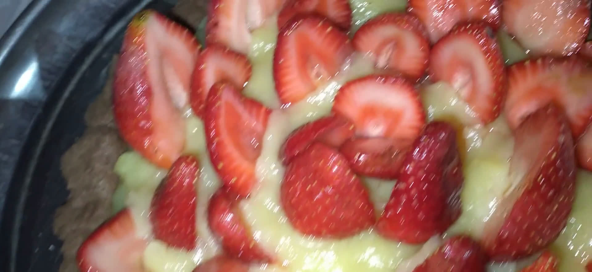 Foto del paso 4 de la receta: Tarta de frutillas, pastelera y masa de cacao!!
