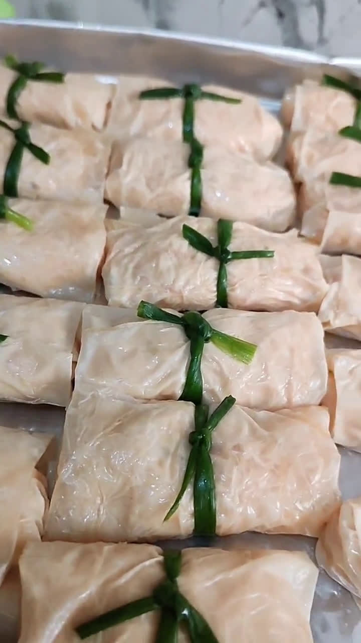 Foto langkah ke 4 dari resep Lumpia Ayam Kembang Tahu.