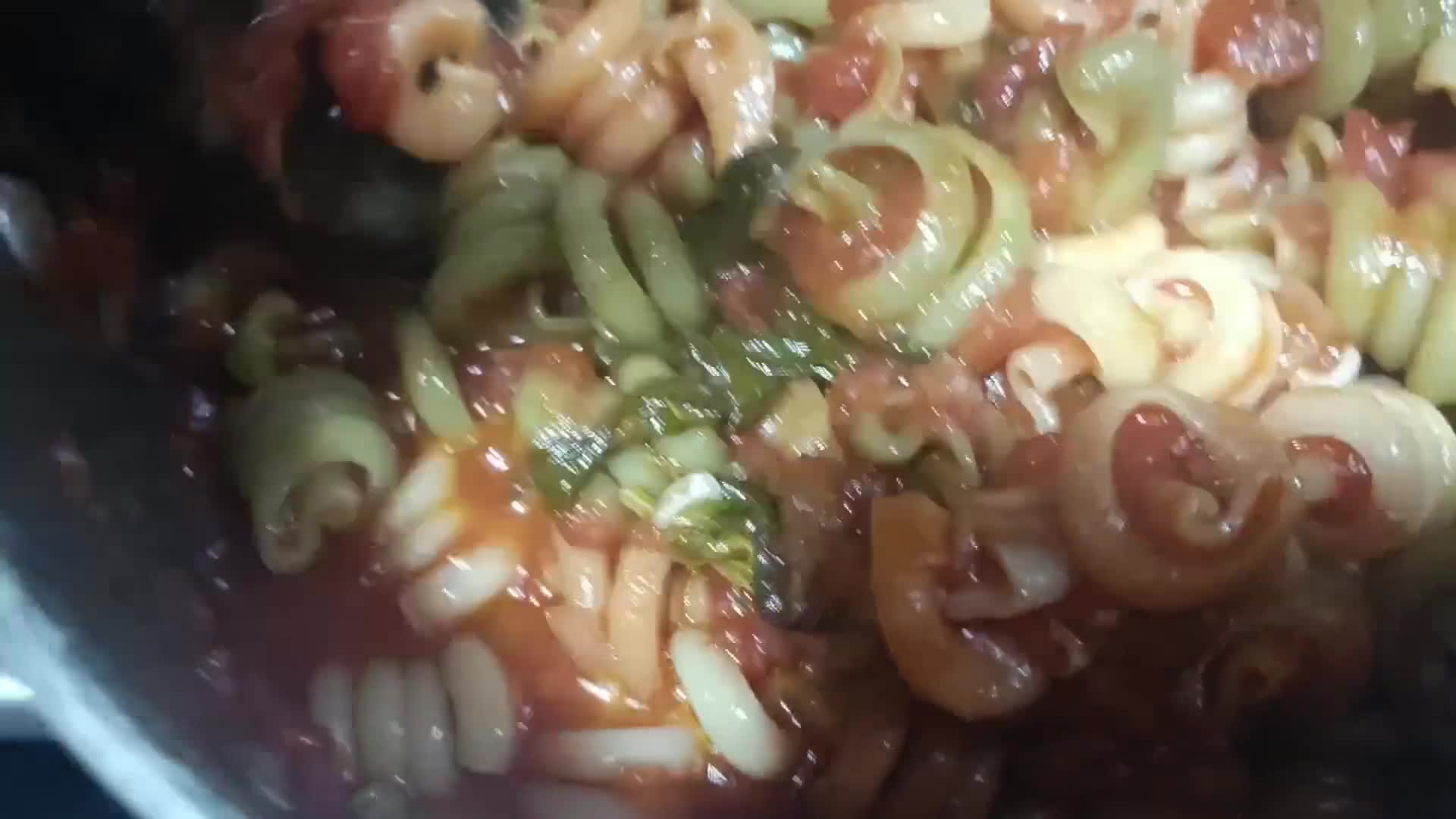 Foto del paso 5 de la receta: Trottole vegetales con salsa de tomate y albahaca
