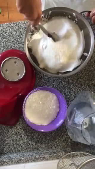 Foto del paso 3 de la receta: Cocadas ! Merengue y coco no más ♥️🥰 sin tacc