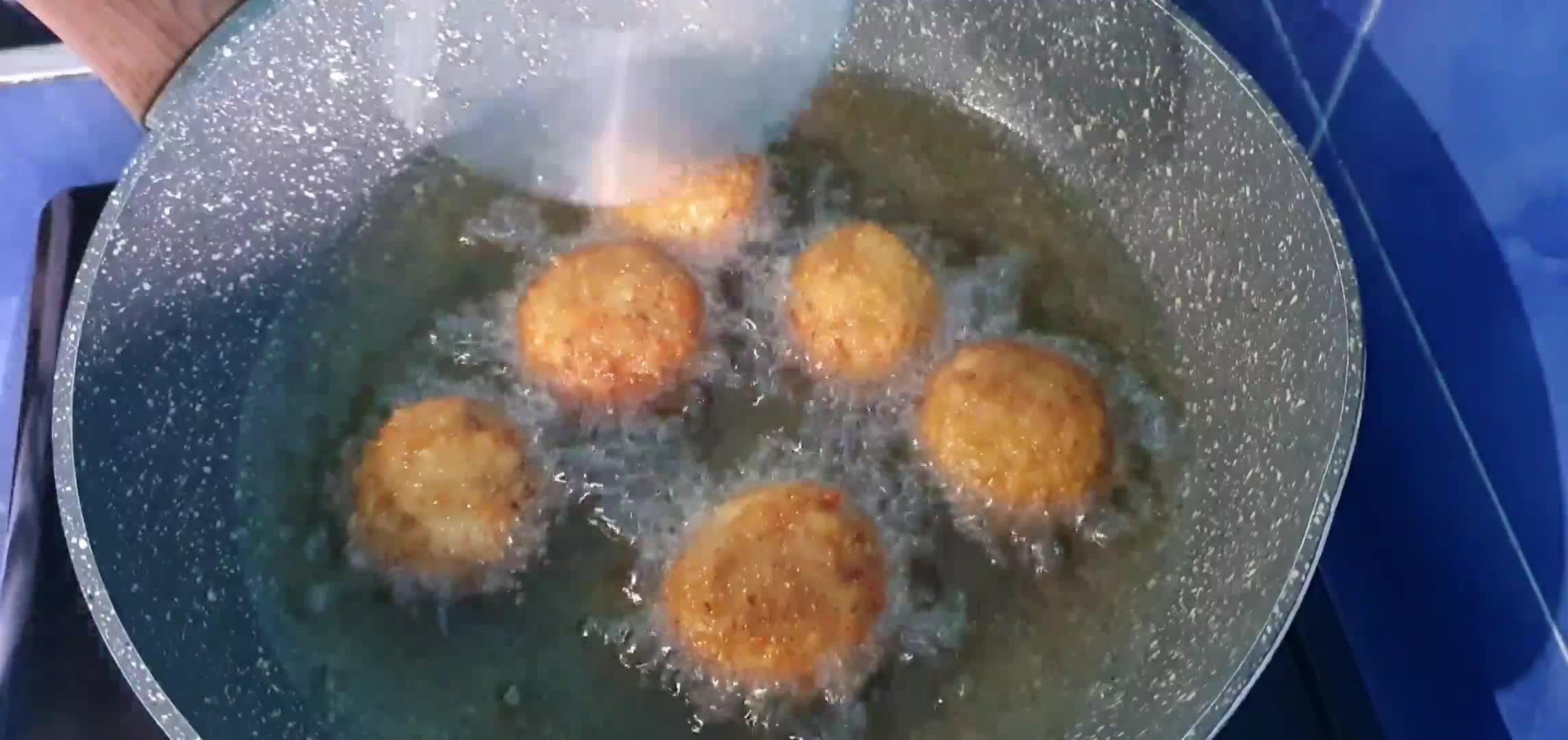 Foto langkah ke 5 dari resep Bola Bola Pisang Coklat.