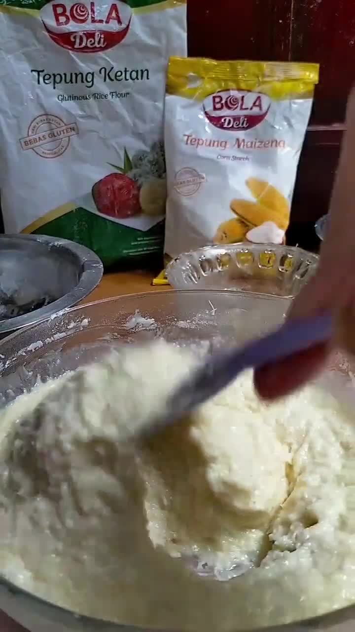 Foto langkah ke 2 dari resep Wingko Babat Brownies (Kukus).