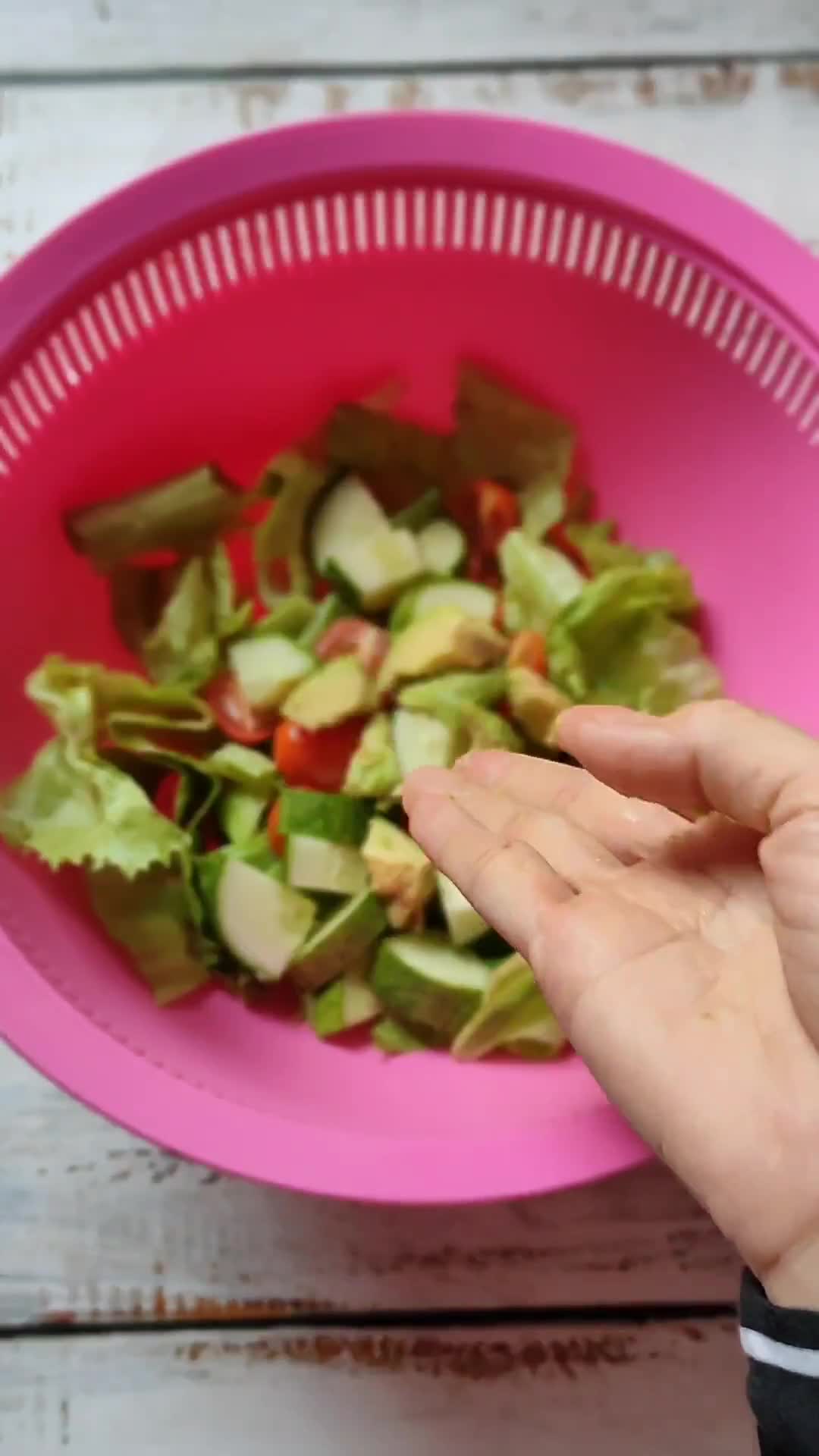 Gambar langkah 12 resipi Salad Campuran Avocado Sosej Pasta.