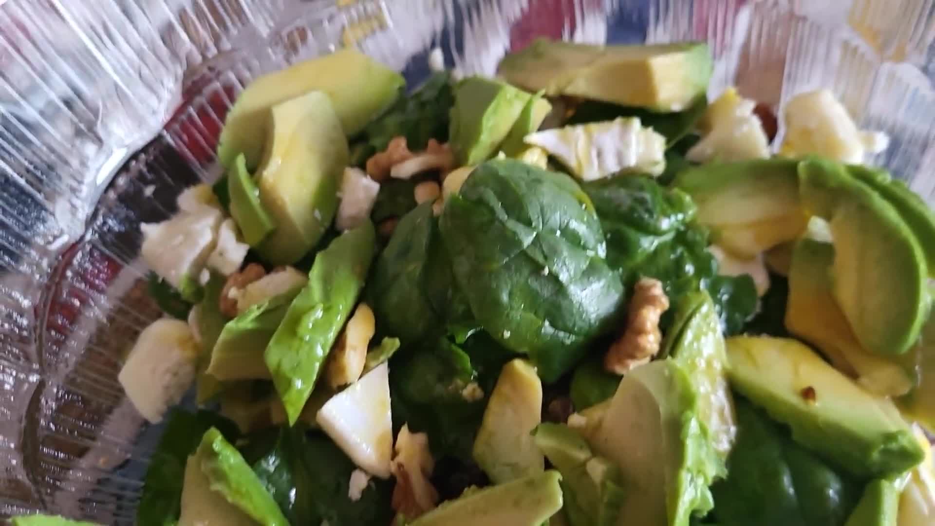 Foto del paso 5 de la receta: Ensalada de espinacas, rulo de cabra y aguacate