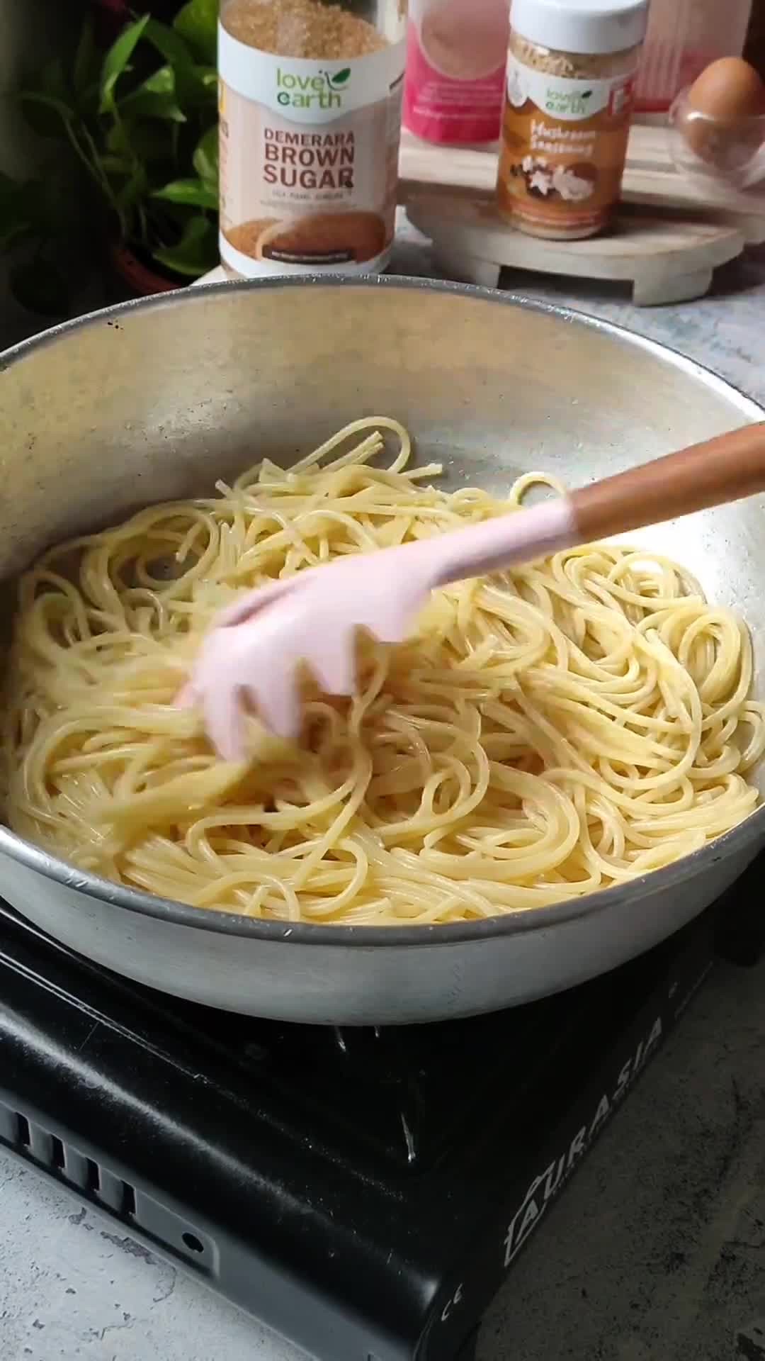 Gambar langkah 2 resipi Spaghetti Keju Telur Gulung.