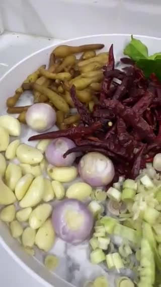 รูปขั้นตอนการทำที่ 1 ของ ขนมจีนน้ำยาป่าปลากระป๋องเอ็นข้อไก่