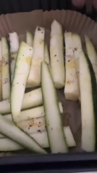 Foto del paso 2 de la receta: Bastones de calabacín en airFryer, con emperador a la plancha