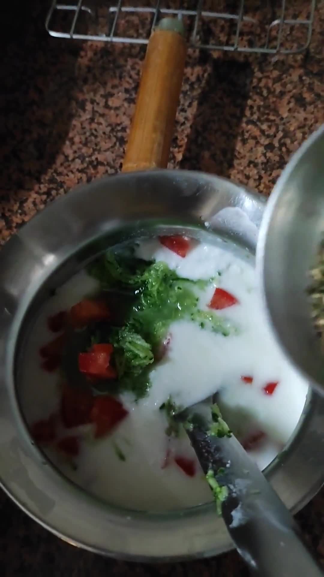 खीरा टमाटर रायता (Cucumber Tomato Raita Recipe in Hindi) रेसिपी चरण 2 फोटो
