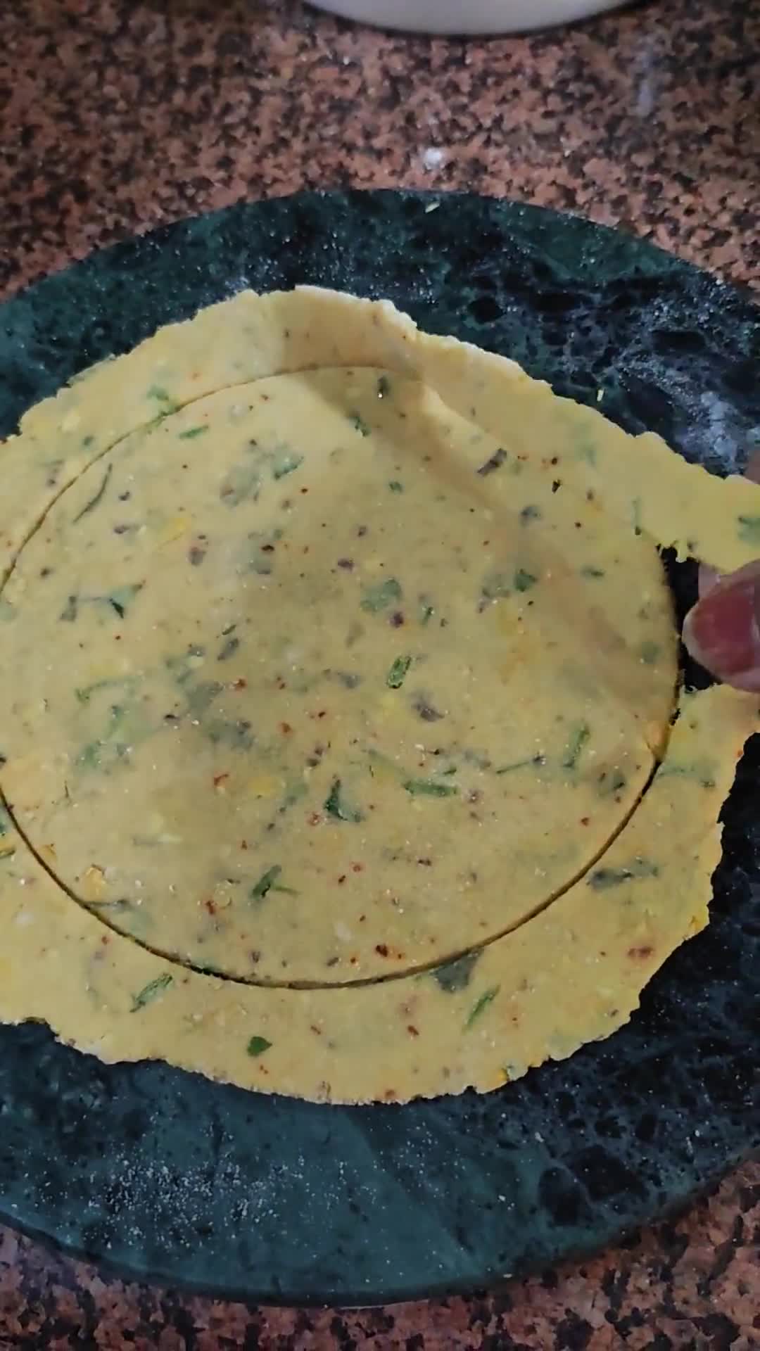 आलू कॉर्न पराठा (Aloo corn paratha recipe in hindi) रेसिपी चरण 5 फोटो