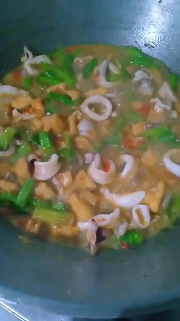 Foto langkah ke 4 dari resep Tumis Cumi Tahu Kacang Panjang.
