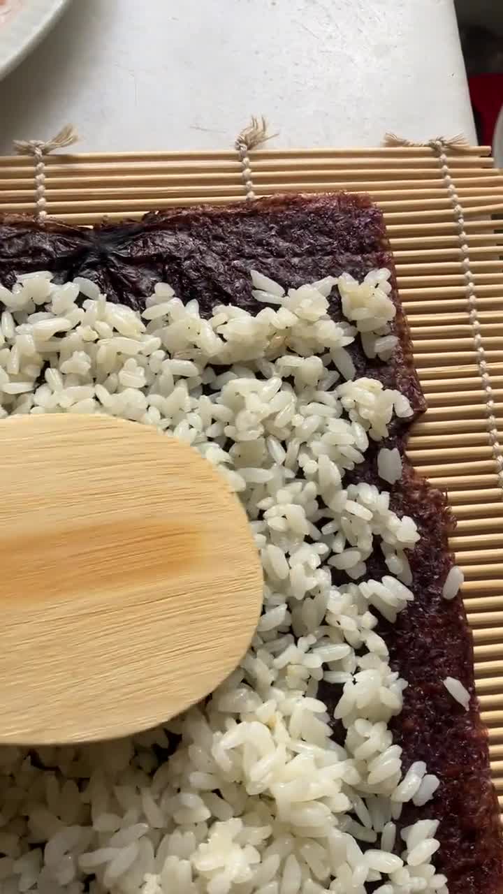 Foto del paso 6 de la receta: Sushi de salmón y verduritas (kaisen maki)
