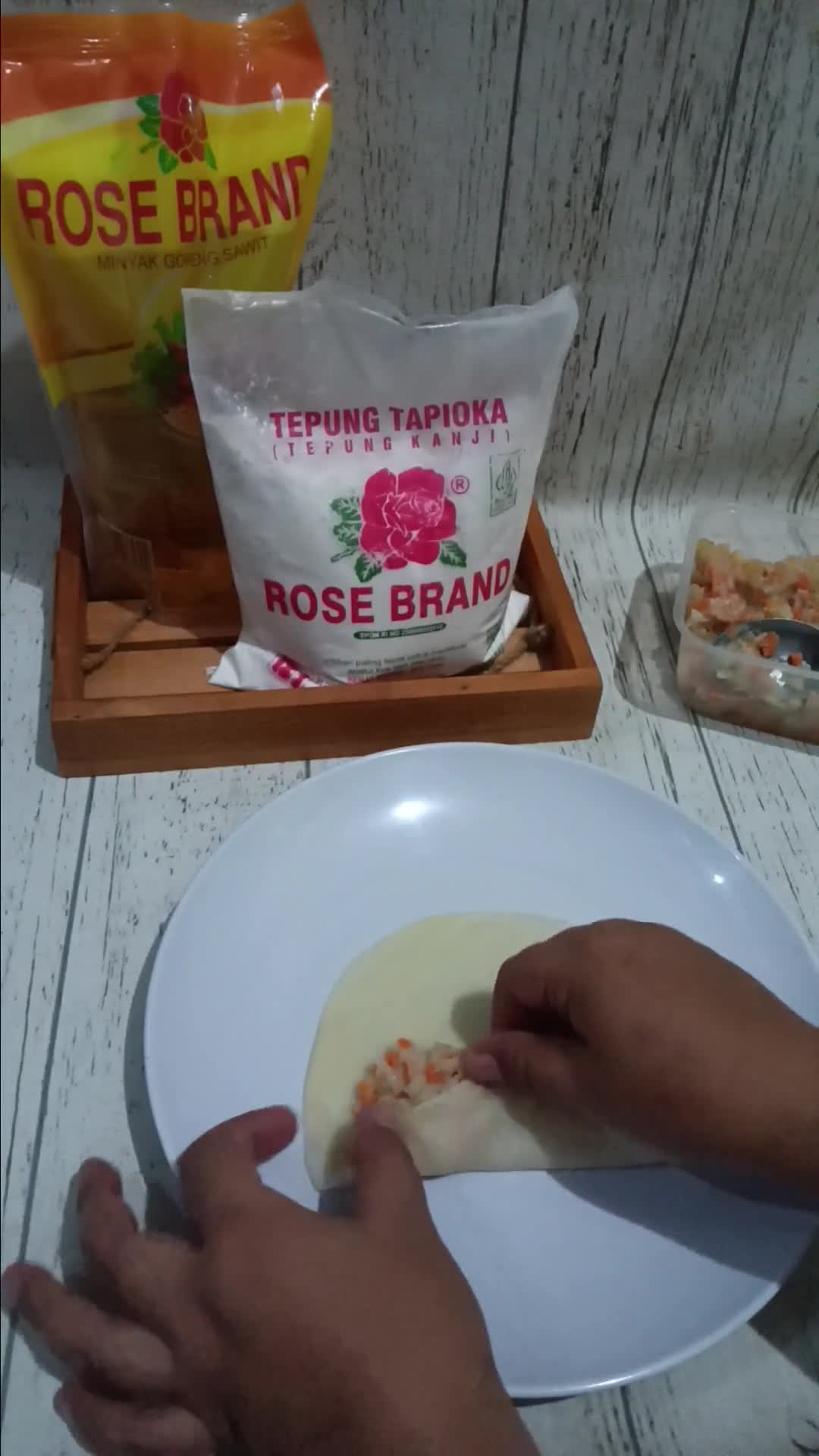 Foto langkah ke 10 dari resep Risoles rogout sayur lipat amplop dan segitiga.