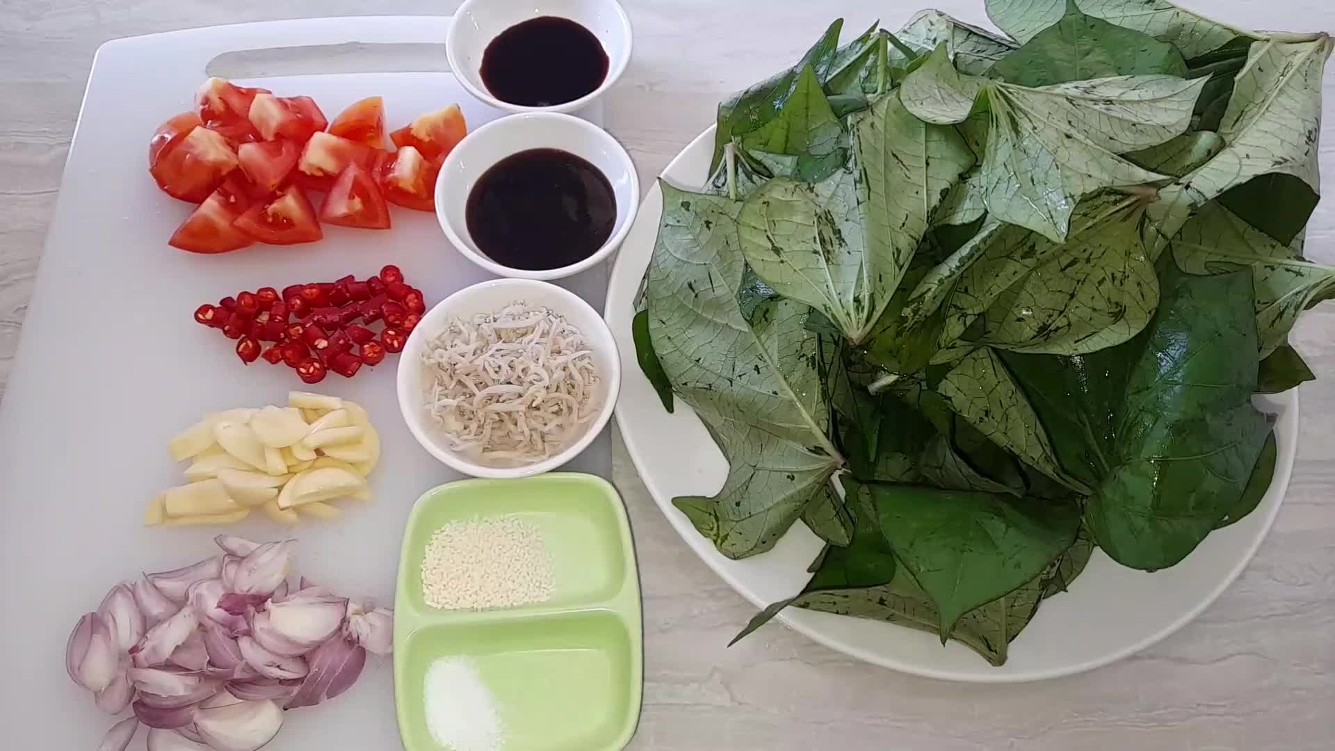 Foto langkah ke 1 dari resep Tumis Daun Ubi Rambat.
