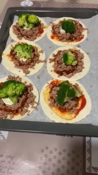 Foto del paso 5 de la receta: Mini pizzas especiales