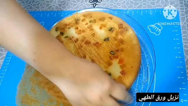 صورة لخطوة 14 من وصفة كيكة التفاح بالفواكه جافة مسكرة
