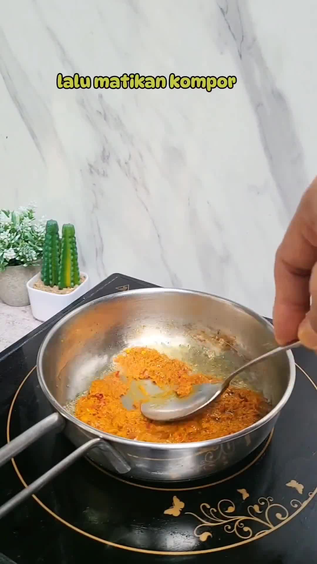 Foto langkah ke 2 dari resep Ayam Lempah Kuning Daun Kedondong.