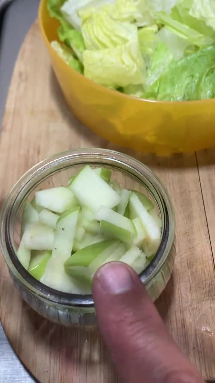 Foto del paso 4 de la receta: *Ensalada de Lechuga Romana con Manzana Verde y Vinagreta Agridulce*
