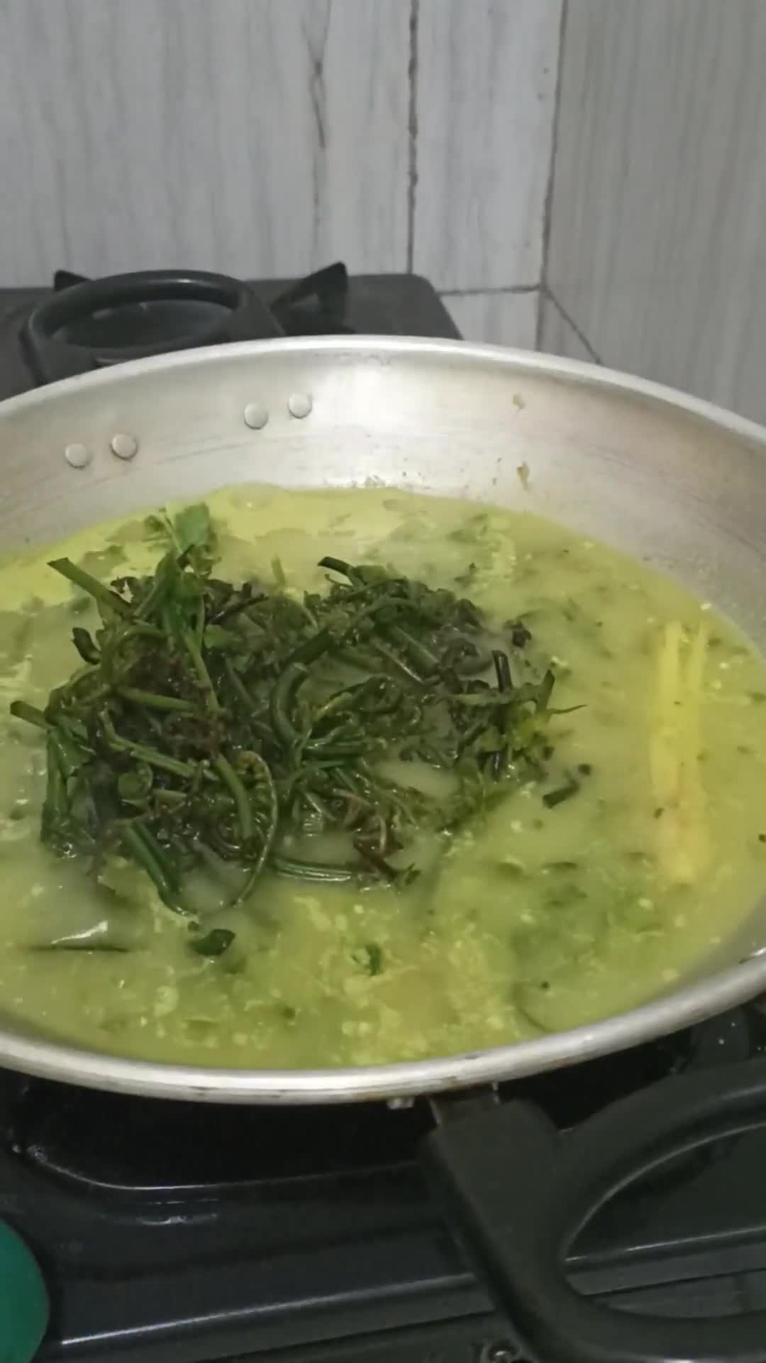 Foto langkah ke 3 dari resep Gulai pakis cabe rawit.