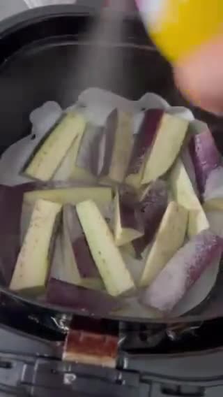 Hình bước làm 1 của món Cà tím xào thịt băm