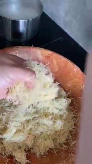 صورة لخطوة 2 من وصفة كنافة بالشوكولا طعم هبال 😋😋👍🏻