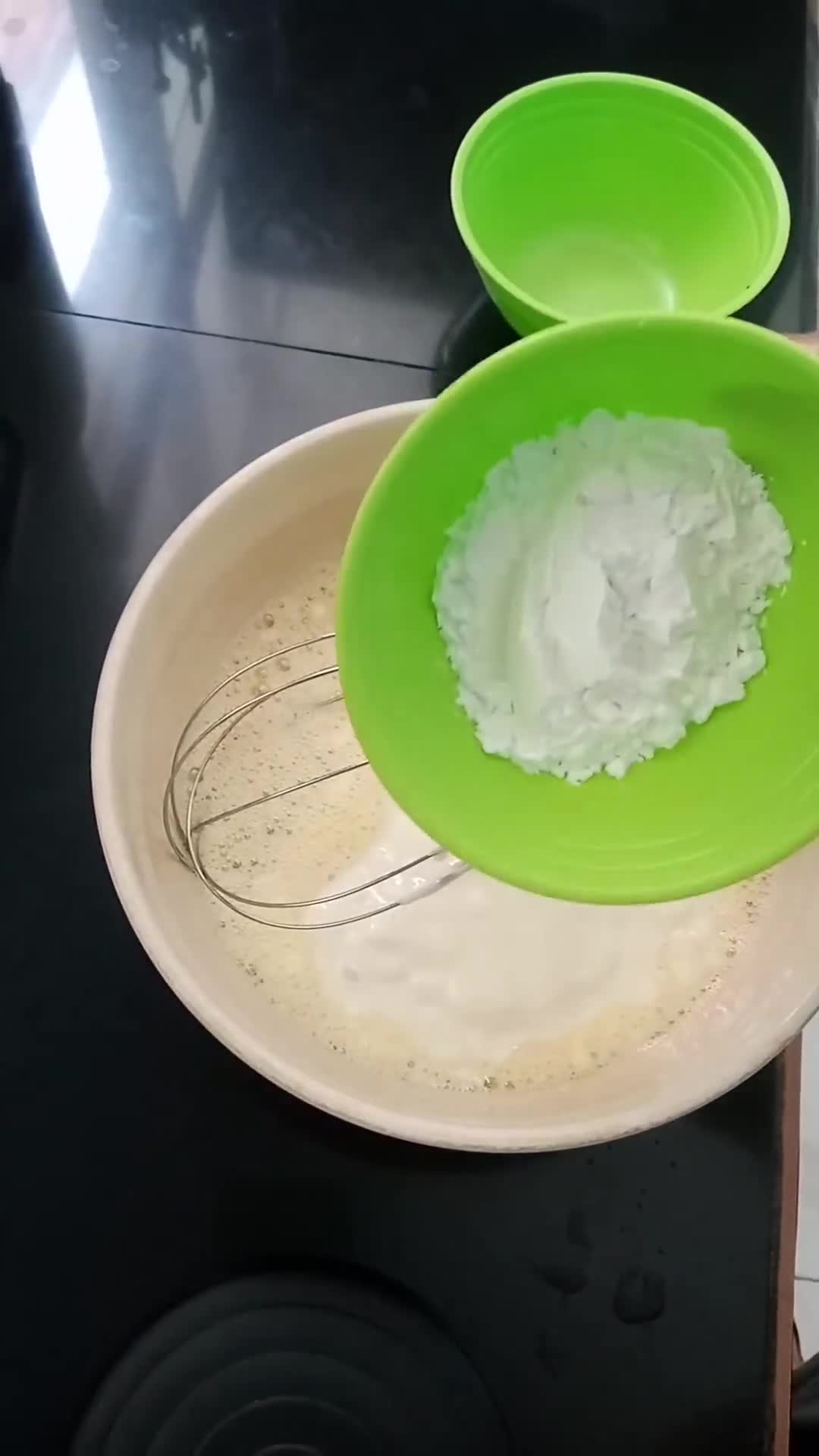 Foto langkah ke 2 dari resep Yogurt Cake Pandan.