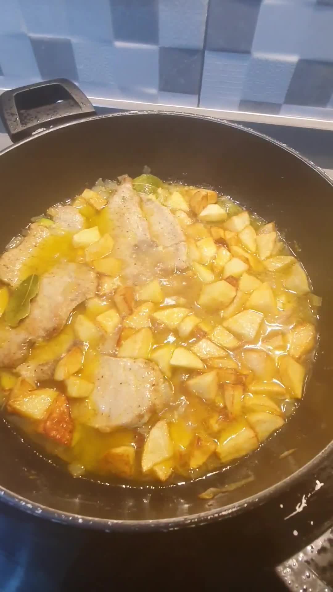 Foto del paso 5 de la receta: Lomo de cerdo con vegetales en salsa suave de vino y cúrcuma