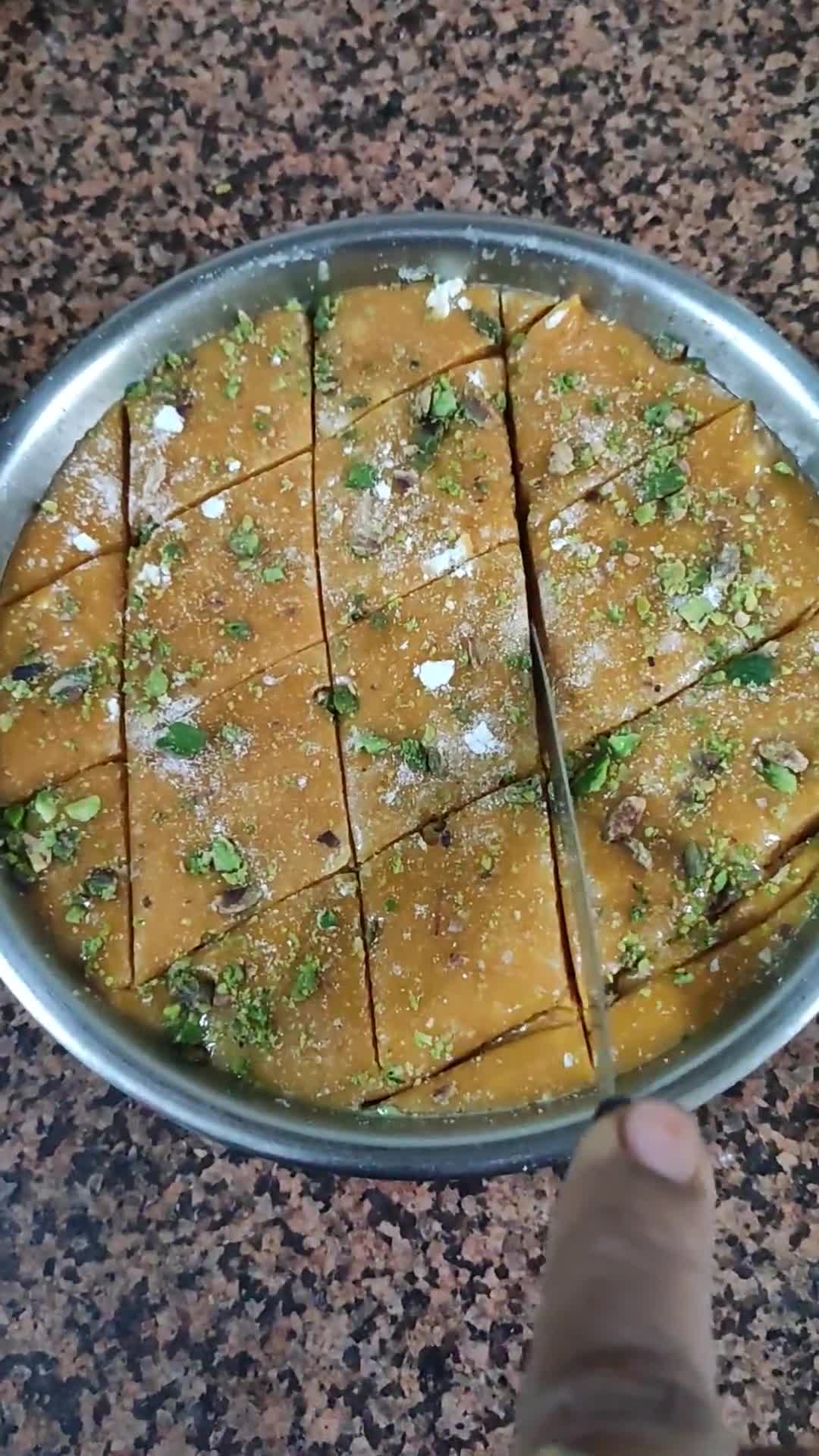 केसर मावा बर्फी(kesar mawa barfi recipe in hindi) रेसिपी चरण 4 फोटो