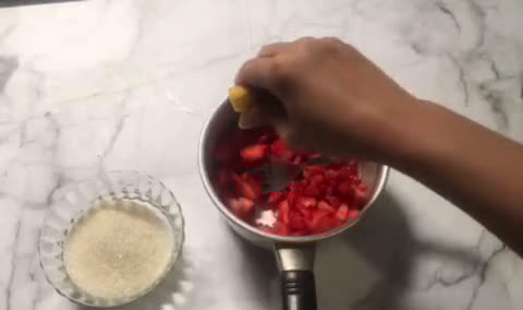 Foto langkah ke 2 dari resep Korean Strawberry Milk.