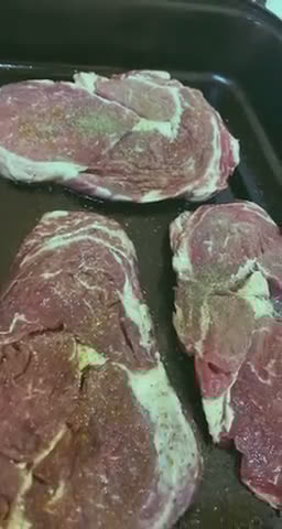 صورة لخطوة 2 من وصفة ستيك مع صوص المشروم المنزلي 🥩🍄🌿