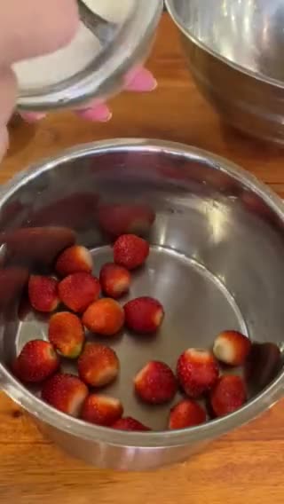 Foto langkah ke 2 dari resep Strawberry Jam Homemade (2 Bahan).