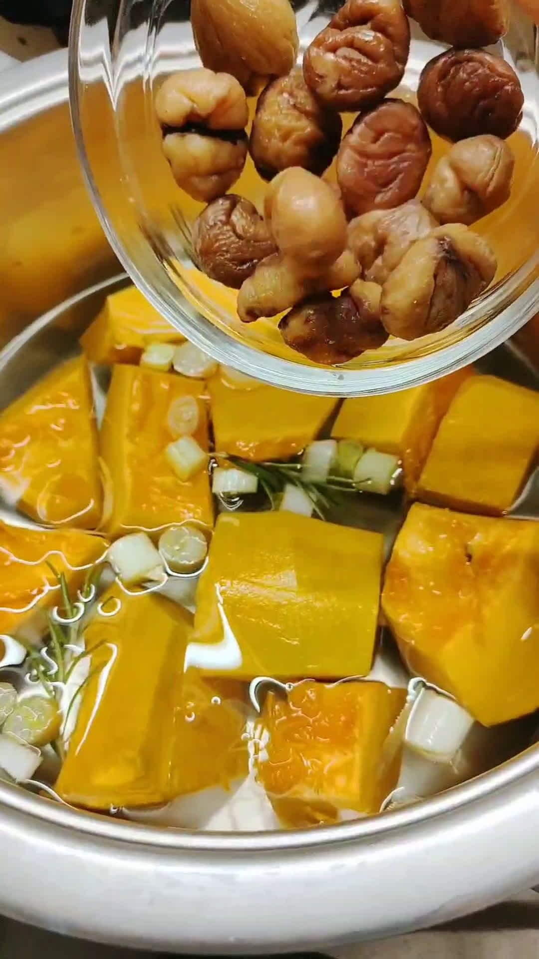 Foto del passaggio 2 della ricetta Vellutata alla zucca e castagne