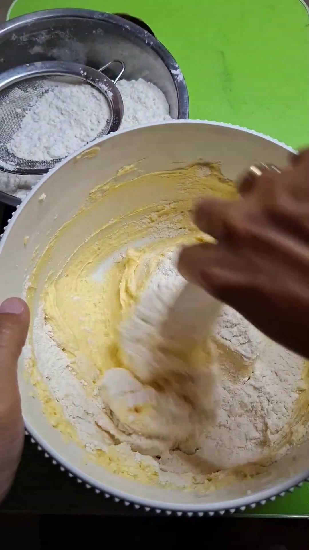 Foto langkah ke 3 dari resep Kue semprit jadul.