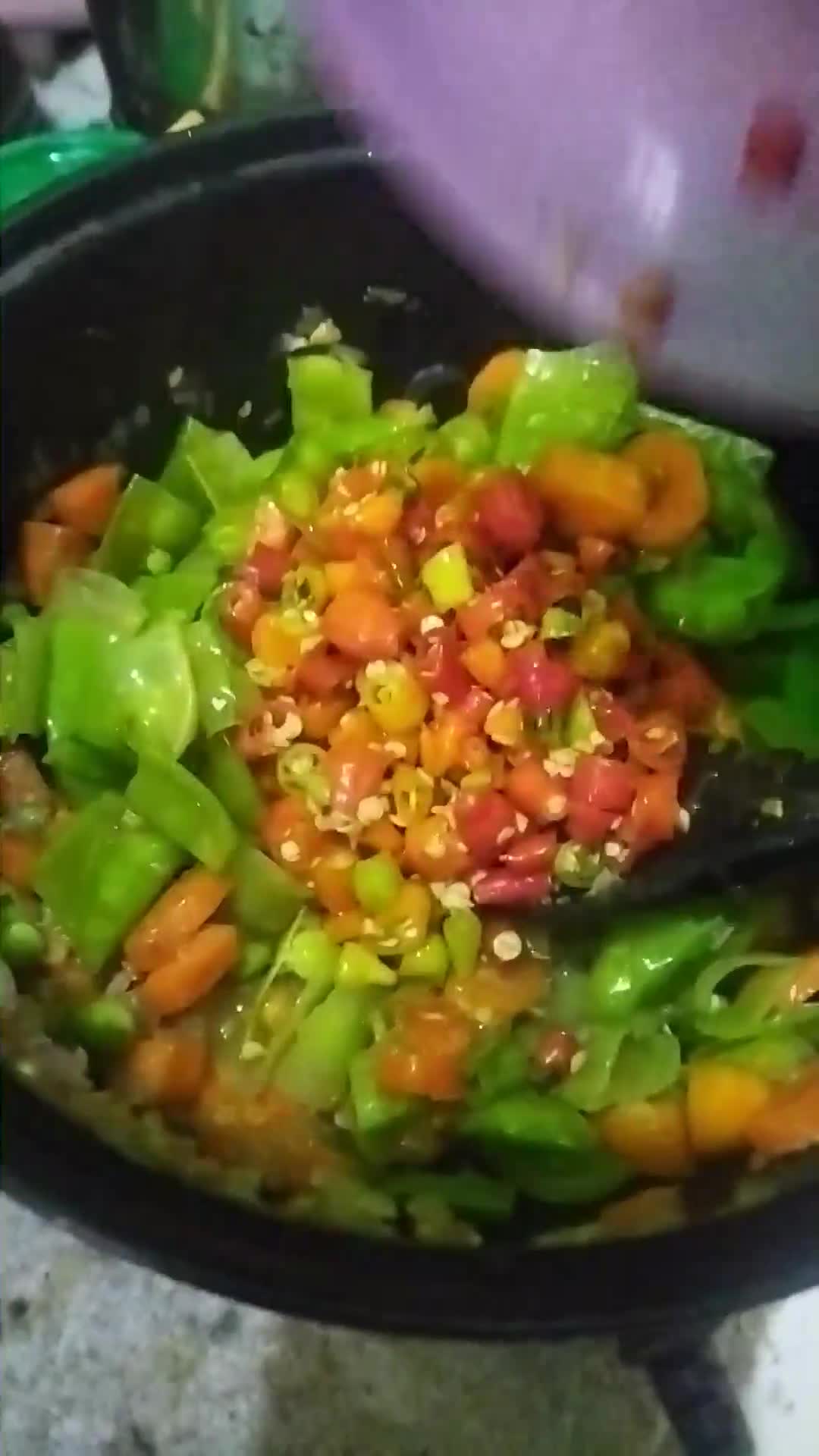 Foto langkah ke 7 dari resep Oseng Mercon Kacang Koro Ati Ampela.