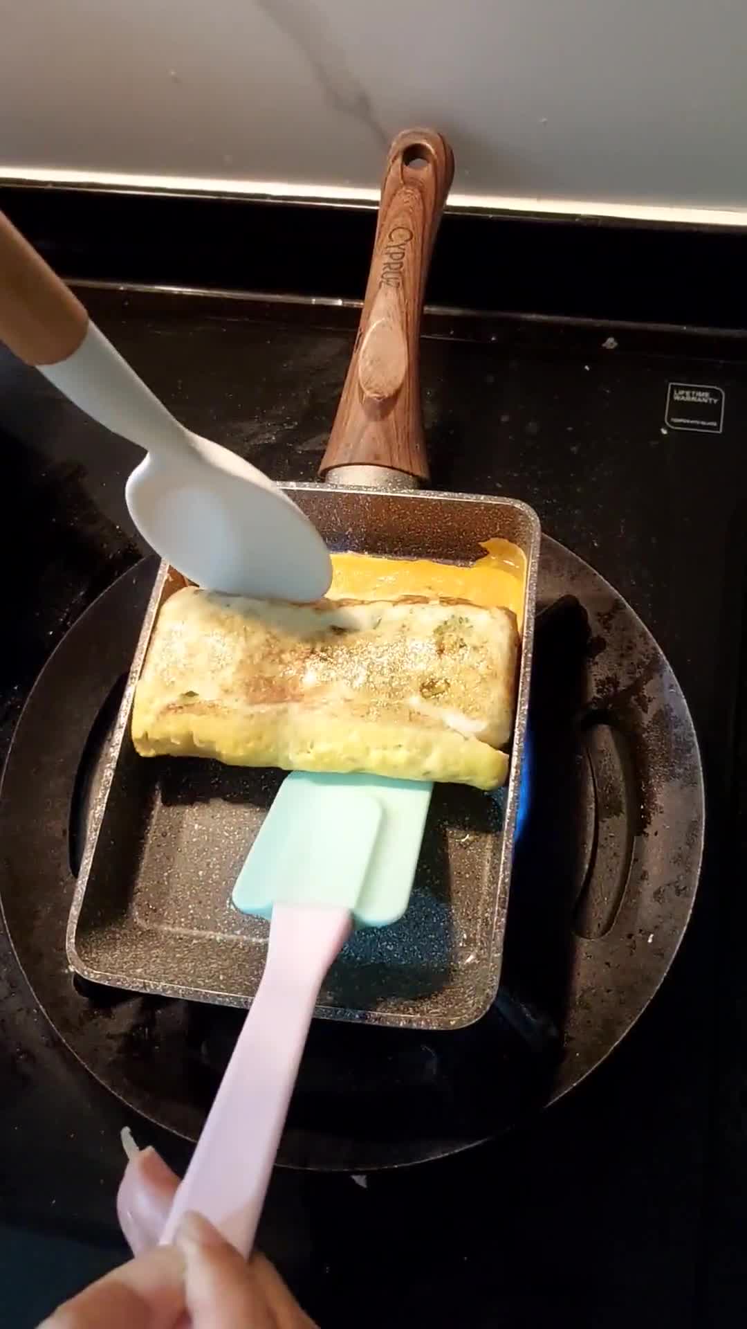 Foto langkah ke 5 dari resep Dadar Telur Gulung Isi Keju.