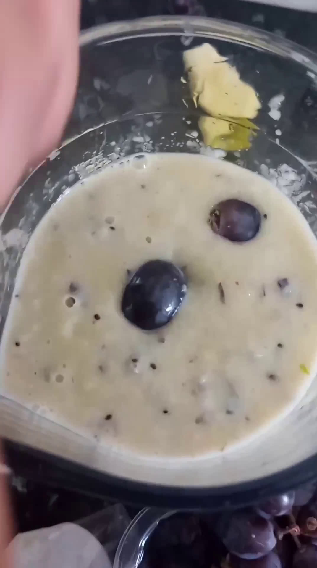 Foto del paso 2 de la receta: Batido de uvas, kiwi y manzana