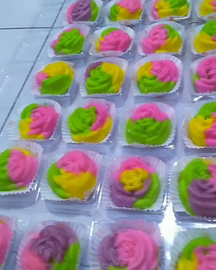 Foto langkah ke 9 dari resep Bolu mawar kukus.