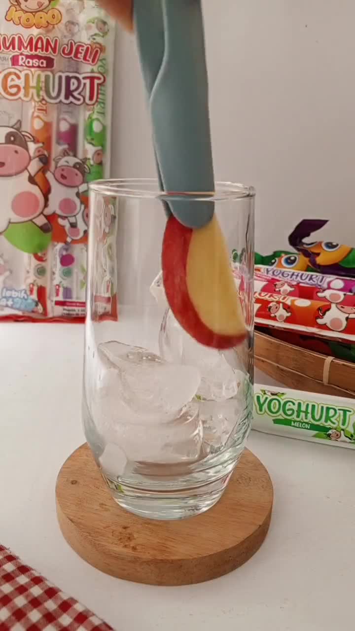 Foto langkah ke 2 dari resep Iced Apple Tea with Jelly.