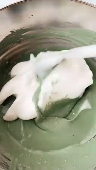 Foto del passaggio 3 della ricetta Pancake salati all’alga spirulina e crema di Taleggio 💚