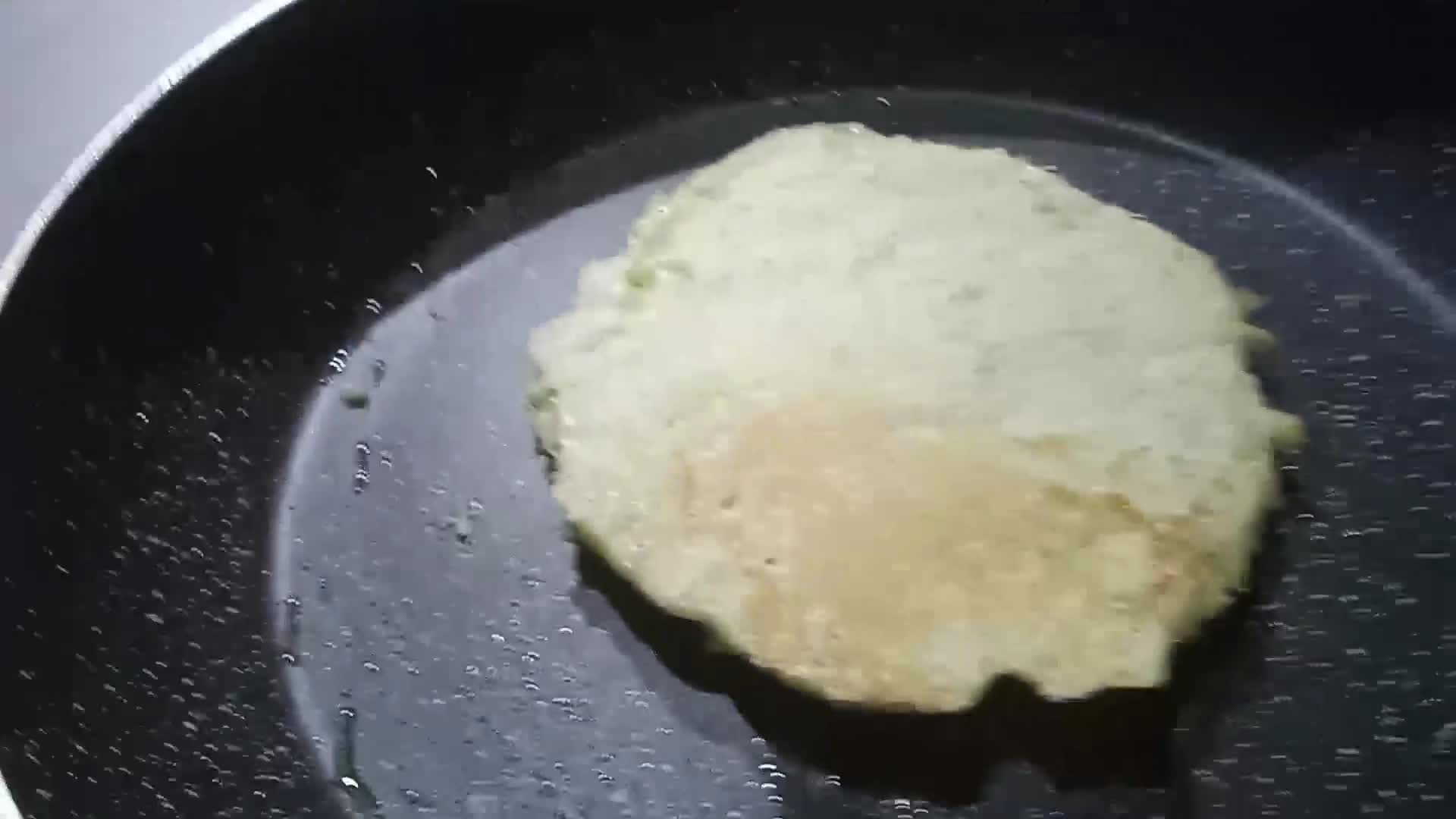 Φωτογραφία βήματος 3 της συνταγής Αλμυρά pancakes με κολοκυθάκια και γραβιέρα