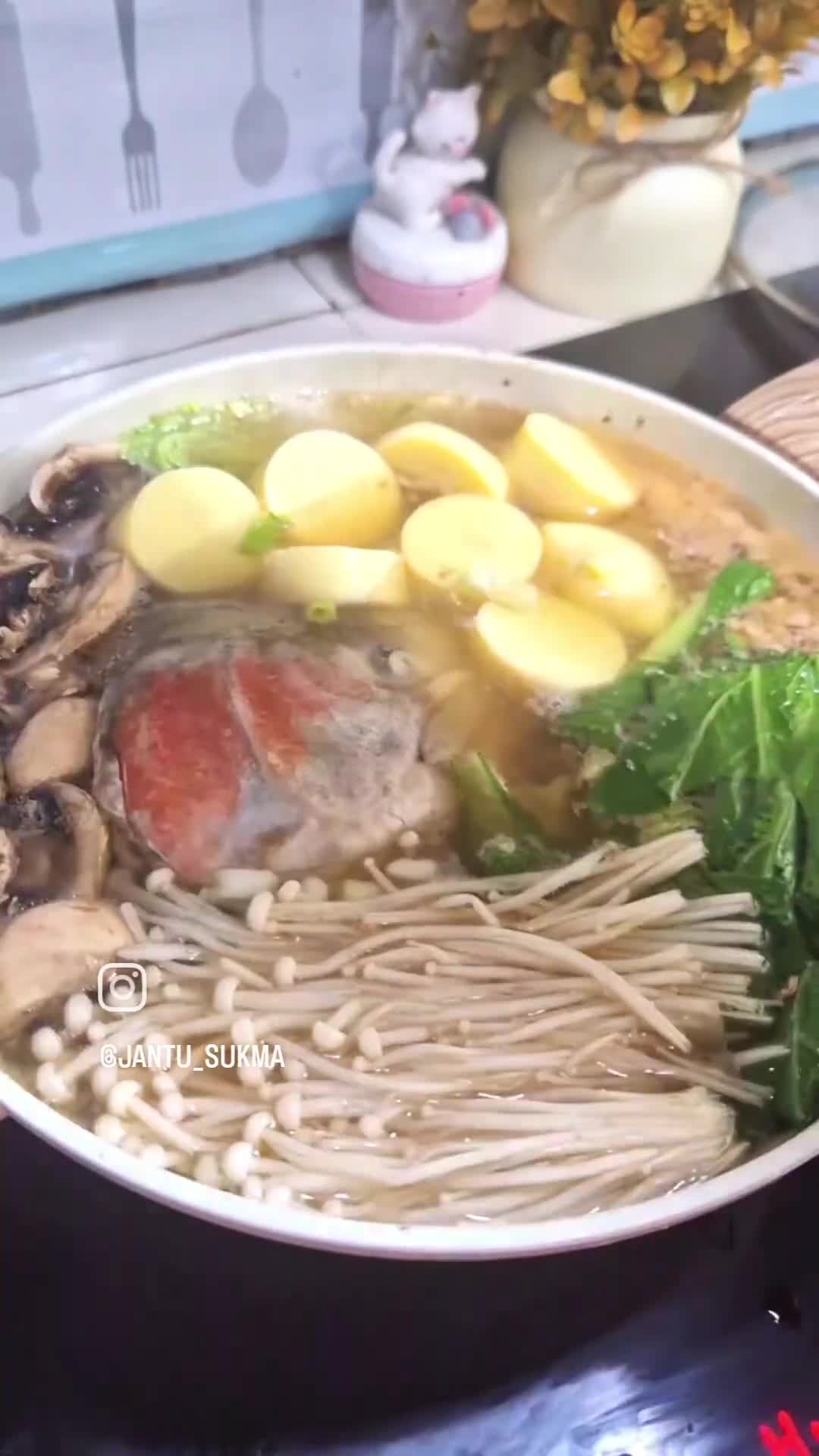 Foto langkah ke 3 dari resep Sup Miso Kepala Salmon.