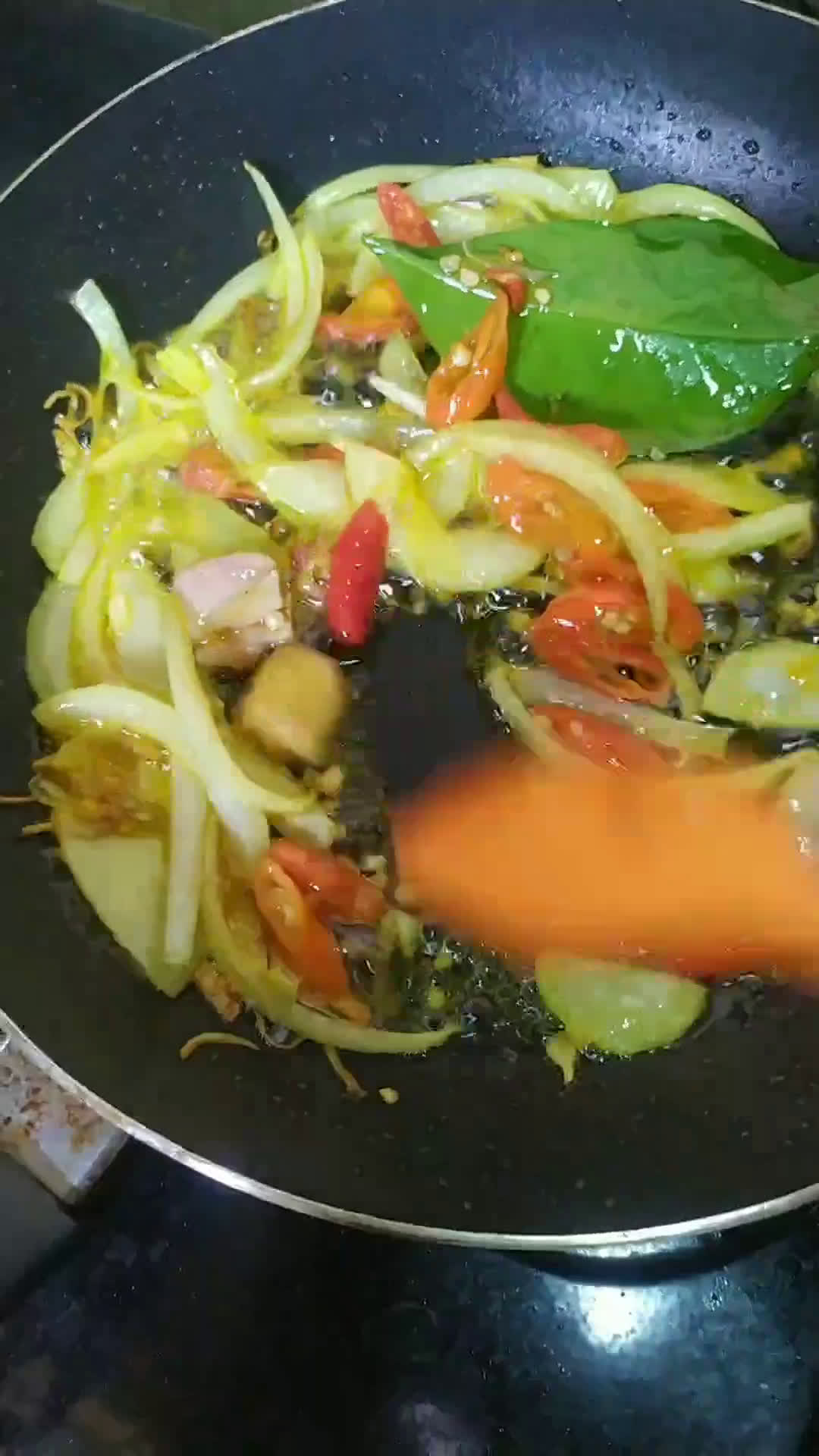 Foto langkah ke 2 dari resep Ayam suwir pedas manis.