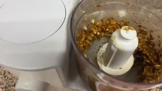 صورة لخطوة 1 من وصفة برجر الدجاج المحشي 😋😋