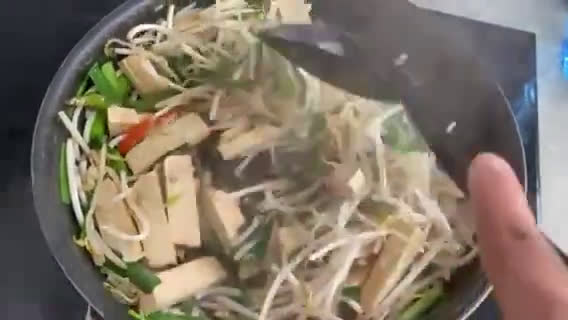 A picture of step 1 of Stir-fried Bean Sprouts With Tofu.