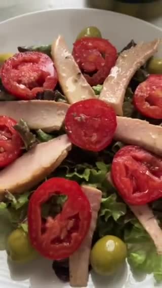 Foto del paso 4 de la receta: Ensalada de ventresca, con tomate, aceitunas y lechuga roble de l’ hortet