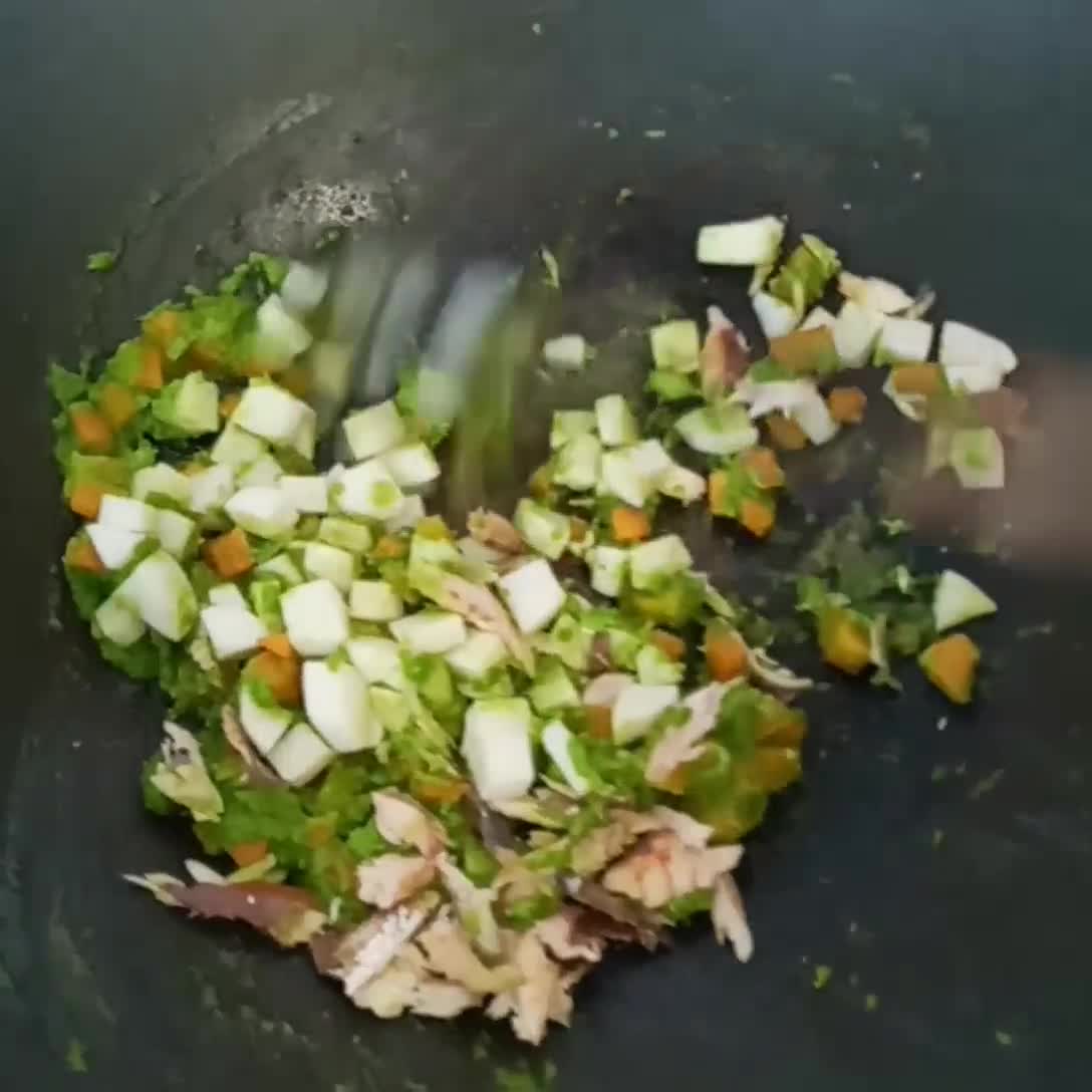 Foto langkah ke 3 dari resep Nasi Hijau Gulung.