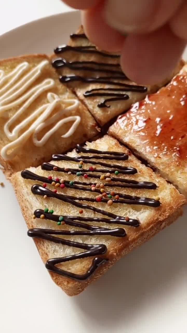 Foto langkah ke 4 dari resep Roti Bakar Cokelat Keju Aneka Topping.
