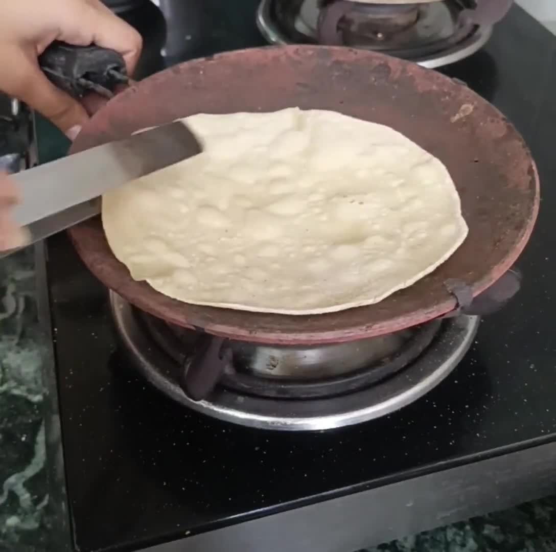 A picture of step 7 of Fulka roti.