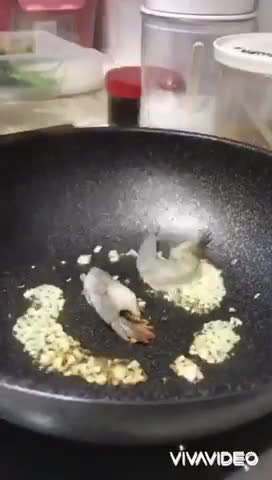 รูปขั้นตอนการทำที่ 4 ของ ผัดกระเพรากุ้งหมูสับ