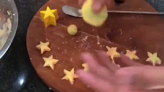 Foto langkah ke 4 dari resep Kukis Pelangi Teflon 3 Bahan.