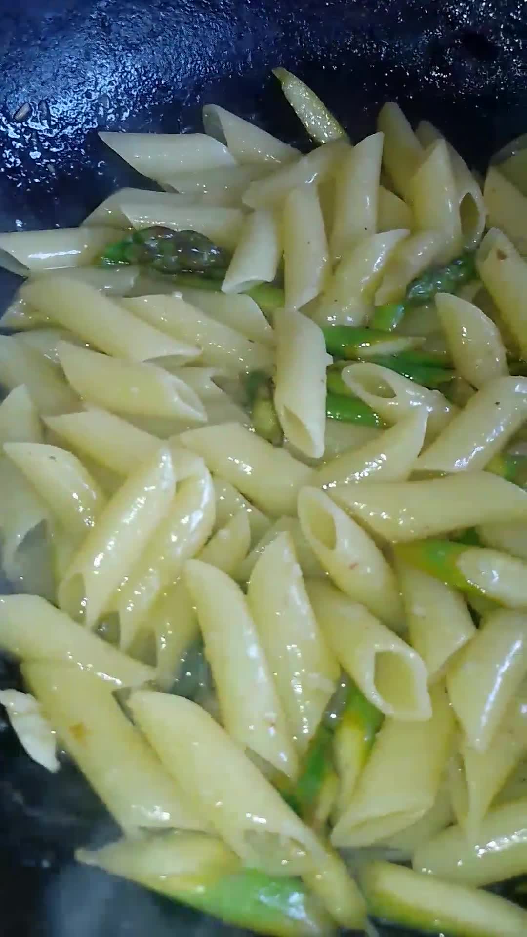 Foto del paso 3 de la receta: Fideos veganos con espárragos y limón 🍋